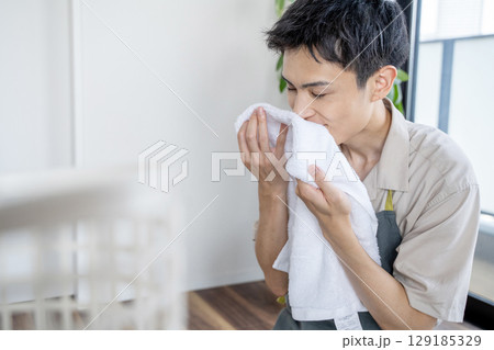 洗濯物のにおいを確認する主夫 129185329