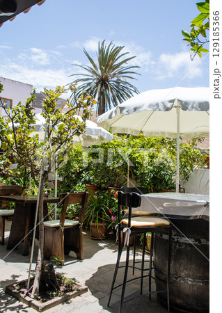 明るい日差しの下のレストランのテラスの白いパラソルとテーブル　フエルテベンテュラ島のベタンクリアにて 129185366