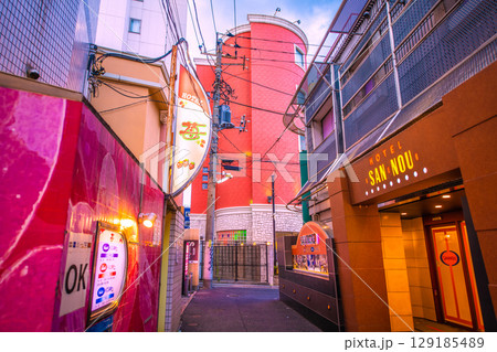 日本の東京都市景観 鶯谷駅前のホテル街などを望む 129185489