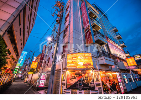 日本の東京都市景観 鶯谷駅前のホテル街などを望む 129185963