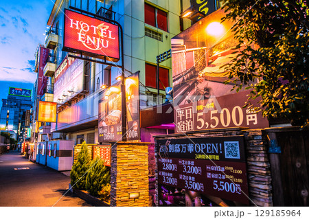 日本の東京都市景観 鶯谷駅前のホテル街などを望む 129185964