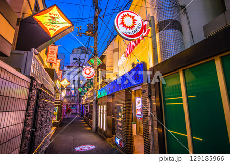 日本の東京都市景観 鶯谷駅前のホテル街などを望む 129185966
