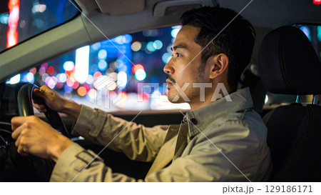 運転している男性 129186171