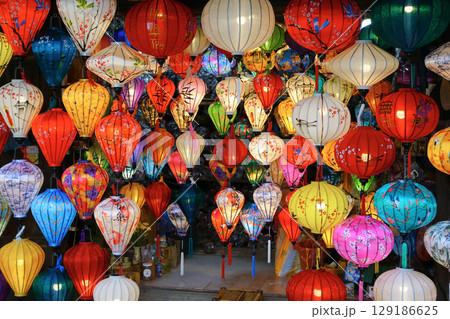 ホイアンのランタン祭り、ナイトマーケット、ベトナム 129186625