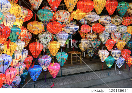 ホイアンのランタン祭り、ナイトマーケット、ベトナム 129186634