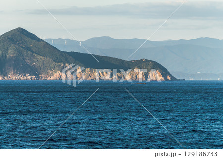 【東京九州フェリーはまゆう新門司行　高知県沖を航行　鵜来島】 129186733