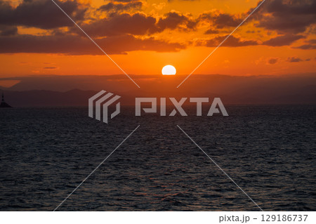 【東京九州フェリーはまゆう新門司港行　宇和島沖の夕日】 129186737