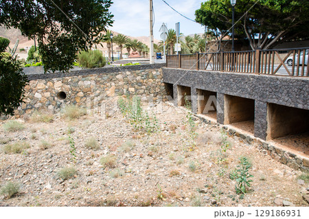 明るい日差しと日照りで干上がった小川　フエルテベンテュラ島のベタンクリアの街並み 129186931