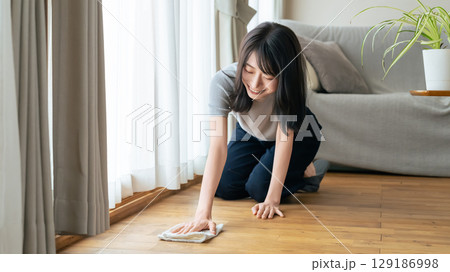 フローリングを雑巾掛けする女性 フローリングを雑巾掛けする女性 129186998