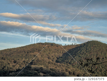 farmhouse on the mountainside 129187373