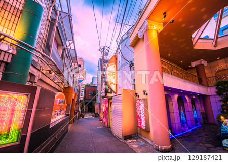 日本の東京都市景観 鶯谷駅前のホテル街などを望む 129187421