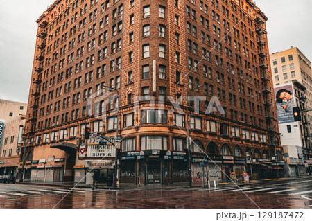 アメリカ　雨上がりのロサンゼルスのダウンタウンの街並み　曇り 129187472
