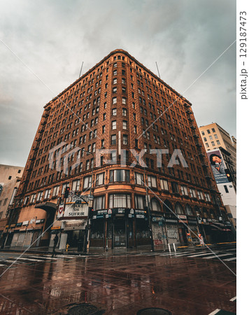 アメリカ　雨上がりのロサンゼルスのダウンタウンの街並み　曇り 129187473