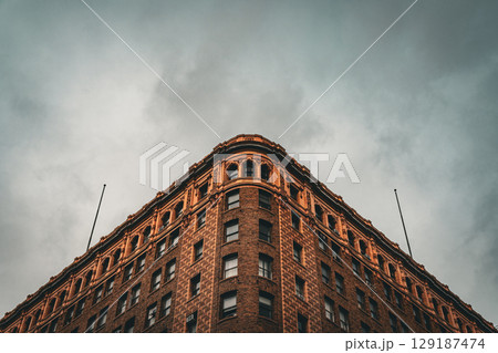 アメリカ　雨上がりのロサンゼルスのダウンタウンの街並み　曇り 129187474