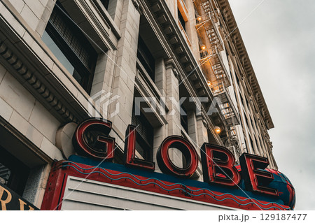 アメリカ　雨上がりのロサンゼルスのダウンタウンの街並み　曇り 129187477