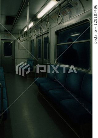 暗い電車内の窓に浮かぶ人影 ホラー 心霊 列車の怪奇現象写真 129187496