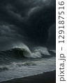 海上で発生した巨大竜巻と荒れ狂う高波の迫力ある光景 129187516