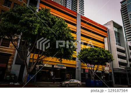 アメリカ 雨上がりのロサンゼルスのダウンタウンの街並み カラフルな駐車場 曇り アメリカ 雨上がりのロサンゼルスのダウンタウンの街並み カラフルな駐車場 曇り 129187564