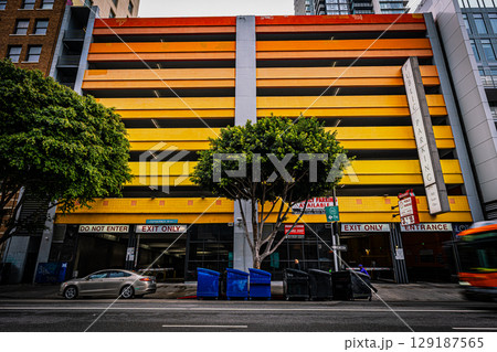 アメリカ 雨上がりのロサンゼルスのダウンタウンの街並み カラフルな駐車場 曇り アメリカ 雨上がりのロサンゼルスのダウンタウンの街並み カラフルな駐車場 曇り 129187565