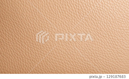 レザーのテクスチャークローズアップ。ベージュ色のファッショナブルな背景 129187683