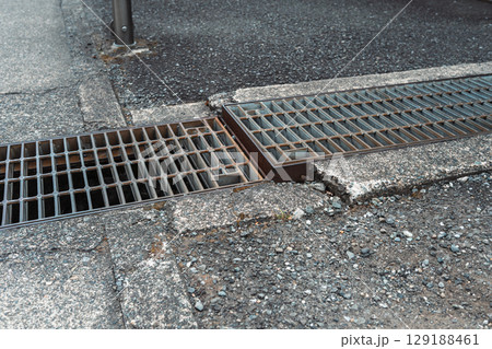 老朽化した側溝　グレーチングの危険な段差 129188461