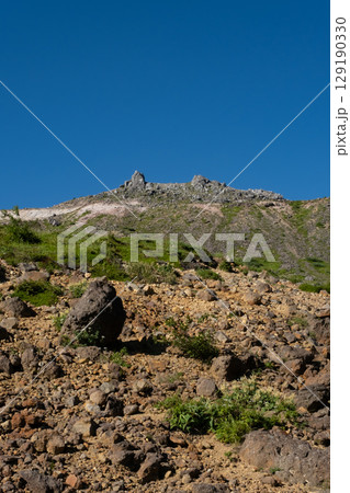 栃木県 那須山 登山道から見る茶臼岳山頂 栃木県 那須山 登山道から見る茶臼岳山頂 129190330