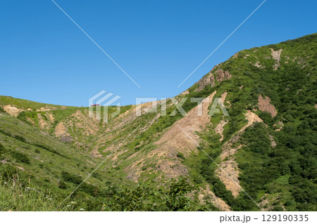 栃木県 那須山 登山道と峰の茶屋の風景 栃木県 那須山 登山道と峰の茶屋の風景 129190335