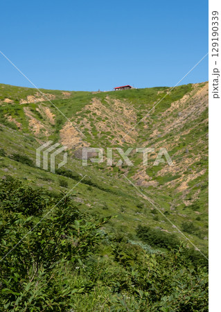 栃木県 那須山 登山道と峰の茶屋の風景 栃木県 那須山 登山道と峰の茶屋の風景 129190339