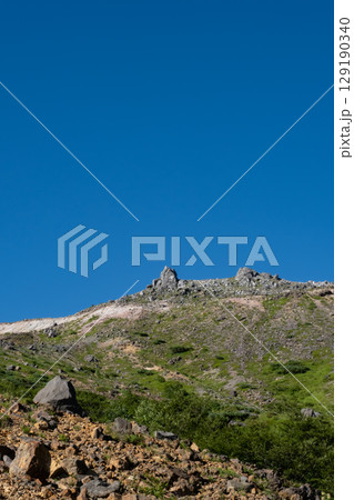 栃木県 那須山 登山道から見る茶臼岳山頂 129190340