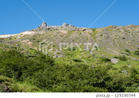 栃木県 那須山 登山道から見る茶臼岳山頂 129190344