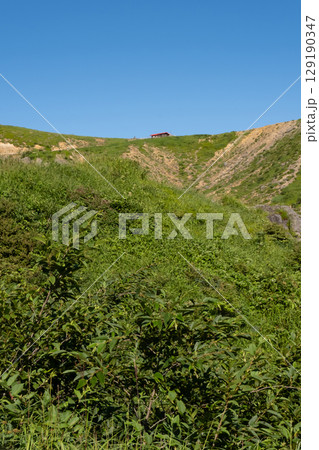 栃木県 那須山 登山道と峰の茶屋の風景 栃木県 那須山 登山道と峰の茶屋の風景 129190347