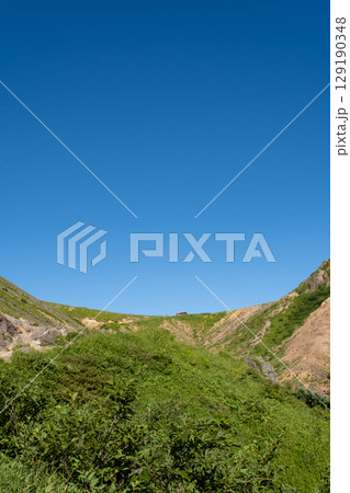 栃木県 那須山 登山道と峰の茶屋の風景 栃木県 那須山 登山道と峰の茶屋の風景 129190348