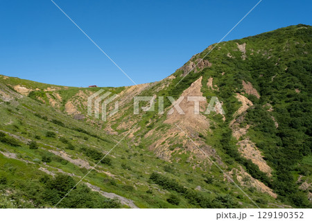 栃木県 那須山 登山道と峰の茶屋の風景 栃木県 那須山 登山道と峰の茶屋の風景 129190352