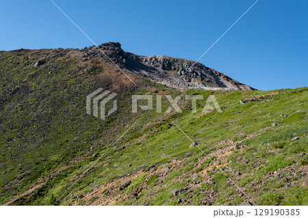 栃木県 那須山 登山道から見る茶臼岳山頂 栃木県 那須山 登山道から見る茶臼岳山頂 129190385