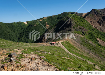 栃木県 那須山 登山道と峰の茶屋の風景 栃木県 那須山 登山道と峰の茶屋の風景 129190400