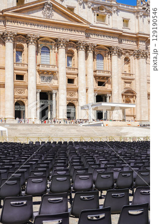 イタリアのローマ、サン・ピエトロ大聖堂を背景にサン・ピエトロ広場に並べられた信者用の椅子 129190546