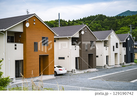郊外の自然に囲まれたモダンな住宅街の一角 郊外の自然に囲まれたモダンな住宅街の一角 129190742