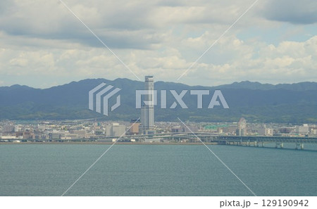 空港連絡橋と泉佐野市の風景 129190942