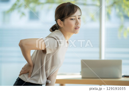 腰痛に悩む女性 Generative AI 129191035