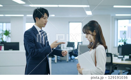 職場で叱責される女性社員と指差す男性社員 職場で叱責される女性社員と指差す男性社員 129191036