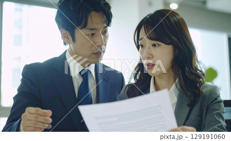 職場で叱責される女性社員と指差す男性社員 129191060