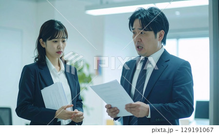 職場で叱責される女性社員と指差す男性社員 129191067