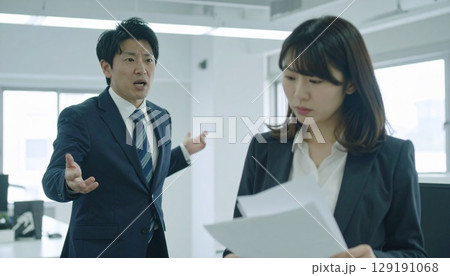 職場で叱責される女性社員と指差す男性社員 129191068