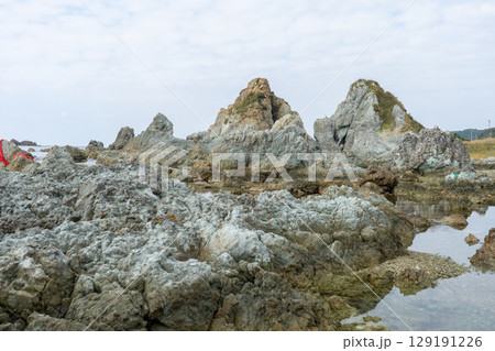 新潟県佐渡市　佐渡島七浦海岸の夫婦岩 129191226