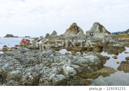 新潟県佐渡市　佐渡島七浦海岸の夫婦岩 129191231