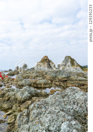 新潟県佐渡市　佐渡島七浦海岸の夫婦岩 129191233