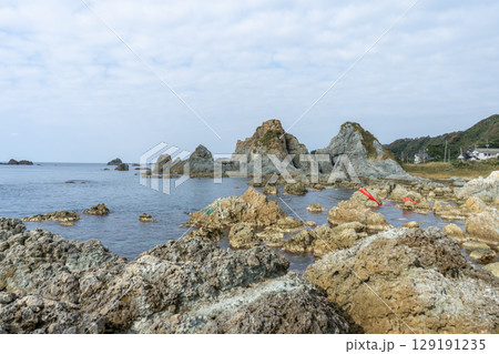 新潟県佐渡市　佐渡島七浦海岸の夫婦岩 129191235