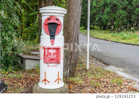 新潟県佐渡市　佐渡島トキの森公園　朱鷺デザインの郵便ポスト 129191253