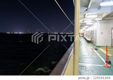 新潟県新潟市　新潟港に向かう佐渡汽船カーフェリーの風景 129191269