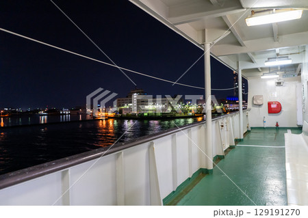 新潟県新潟市　新潟港に向かう佐渡汽船カーフェリーからの景色 129191270